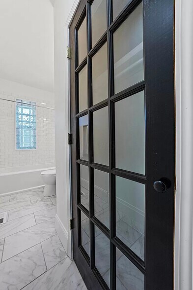 Building Photo - 854 Summit St