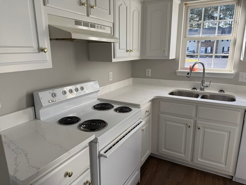 Kitchen with quarts countertops - 102 Loganshire Way