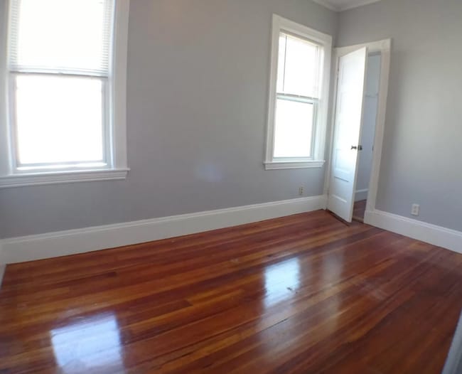 Building Photo - 102 Saxton St