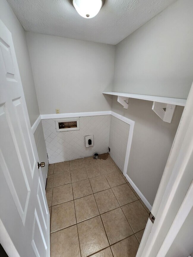 Building Photo - Spacious 3-Bedroom, 1-Bathroom Home AVAILABLE NOW!!