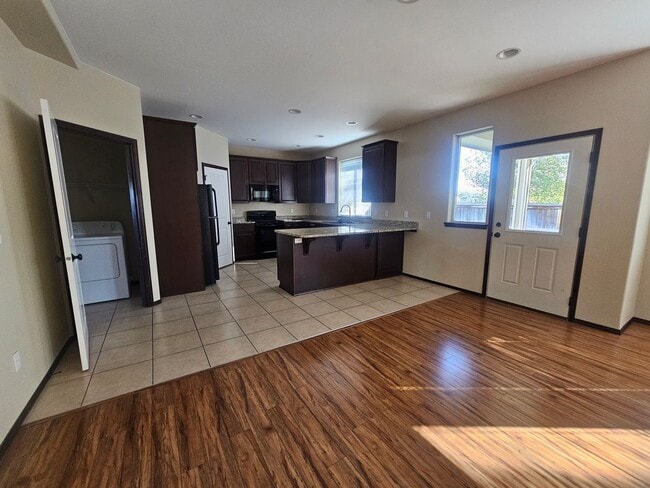 Building Photo - Spacious Home!