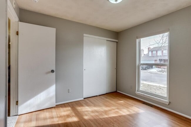 Building Photo - 3149 Oak Cir N