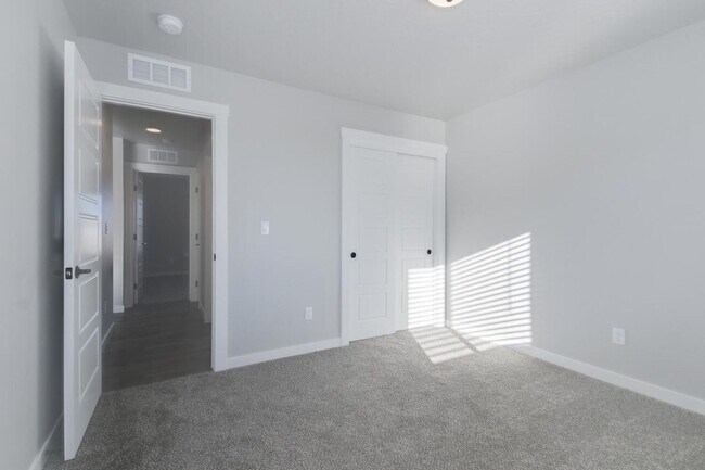 Building Photo - Newer Construction with High End Finishes _ Large 3 Car Garage!!