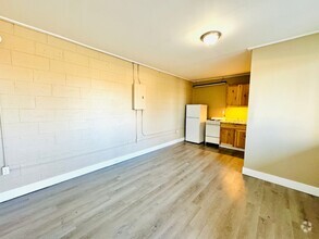 Building Photo - Studio Apt All Utilities Included!