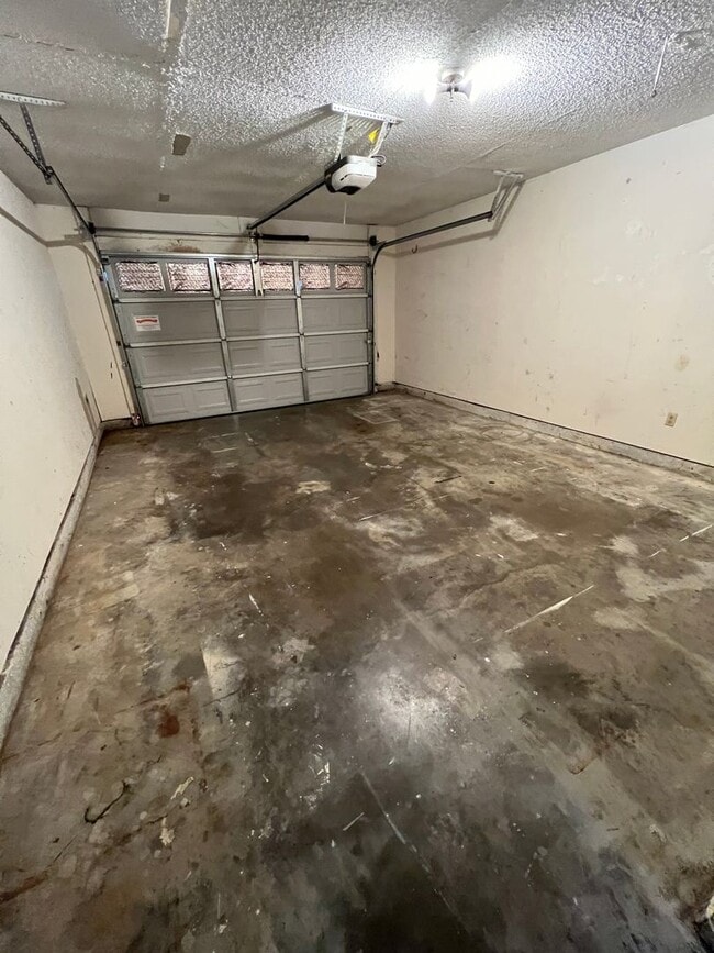 Building Photo - 3 Bed 2 Bath House with 2 Car Garage, Includes Refrigerator