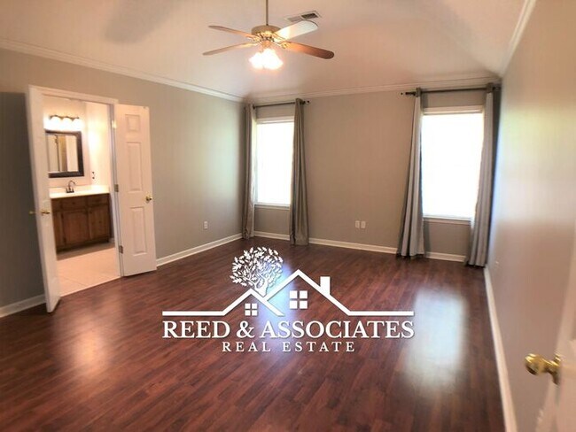 Building Photo - Charming 1.5 Story Oakland Home!