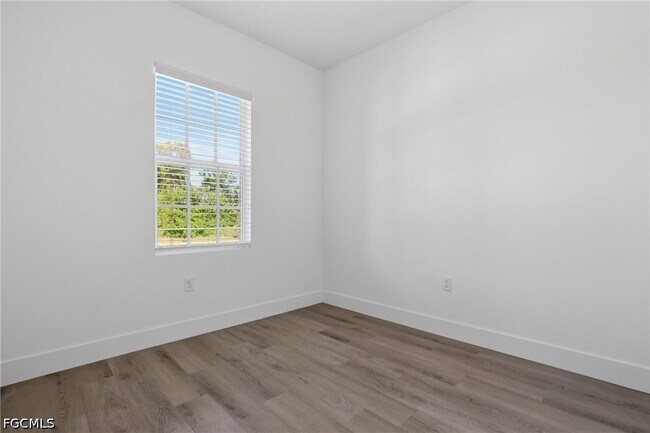 Building Photo - 723 Ivan Ave S