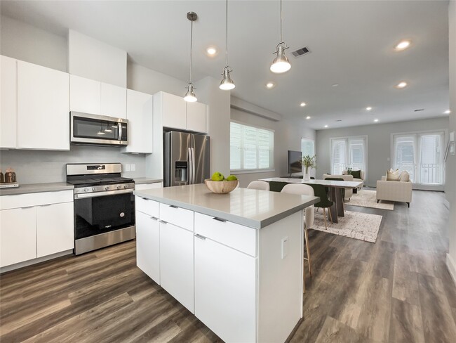 Building Photo - 1276 N Post Oak Rd