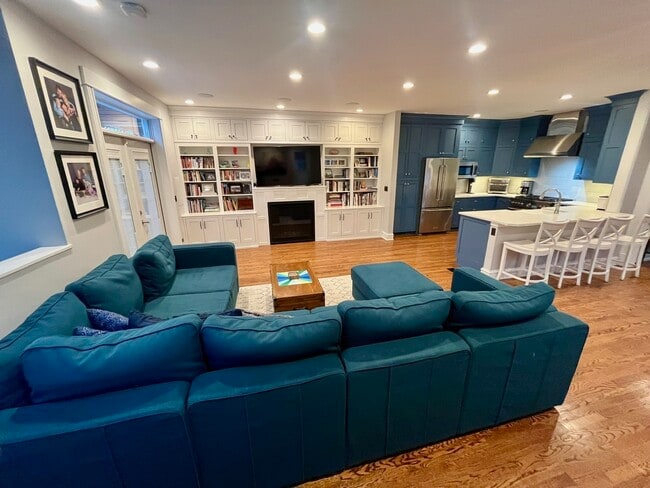 Building Photo - 3700 N Hermitage Ave