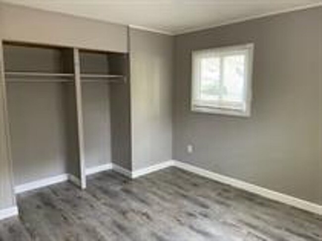 Building Photo - 1816 Meadow Dr