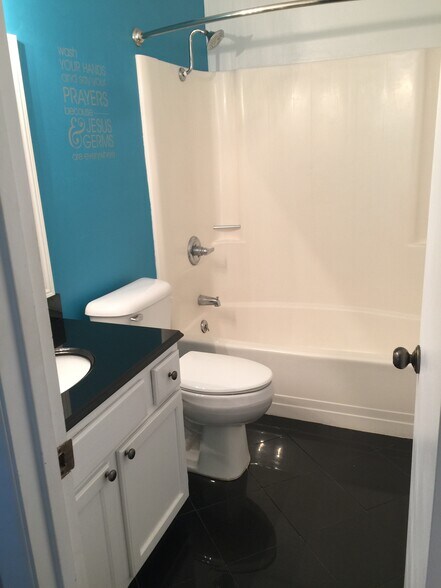 Full Bath - 4912 Angelia Dr