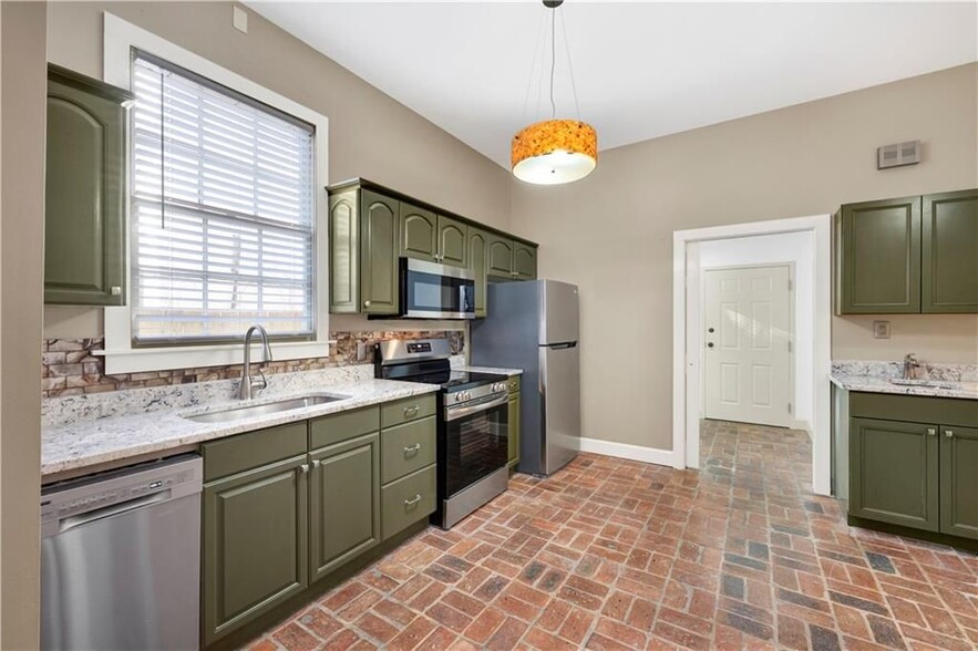 Building Photo - 305 N Jackson St