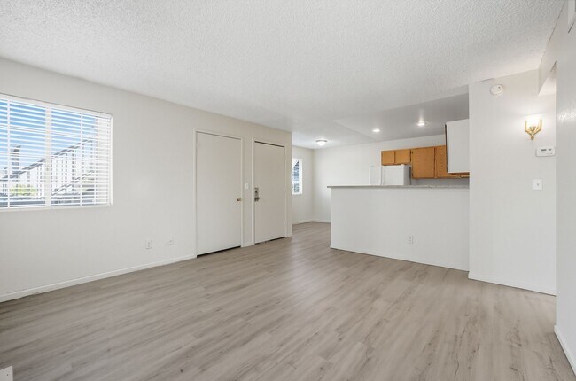 Building Photo - Charming 2-Bedroom Downstairs Unit with Fireplace