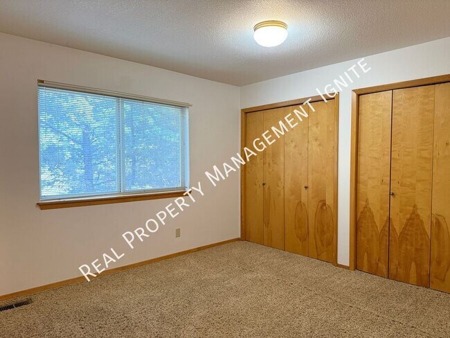 Building Photo - 1115 NE Hidden Valley Dr