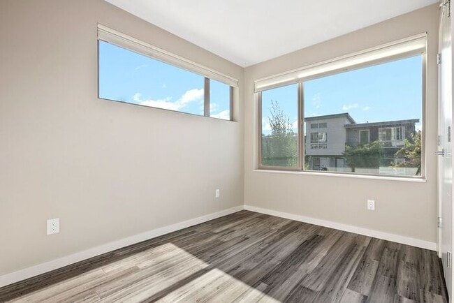 Building Photo - Elegant Mt. Baker End Unit Townhome with AIR CONDITIONING