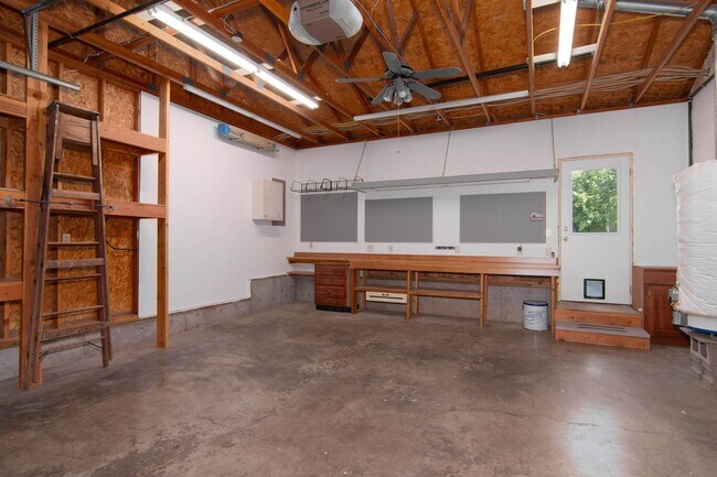 Building Photo - Updated 3 Bed 2 Bath Home With Brand New 2...