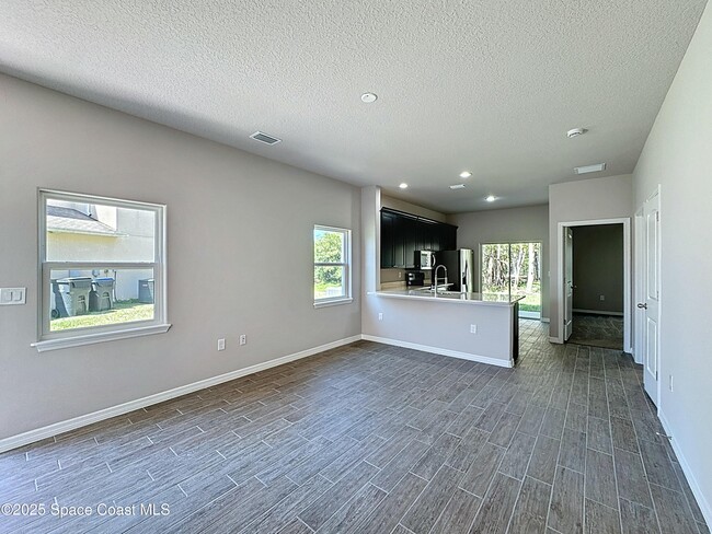 Building Photo - 512 L M Davey Ln
