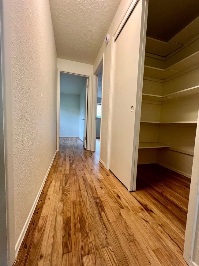 Building Photo - Charming 2-Bedroom Apartment in SE Portland!