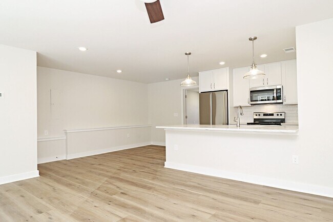 Building Photo - $500 Off 1st Month's Rent! Dog-Friendly End-Unit Apartment