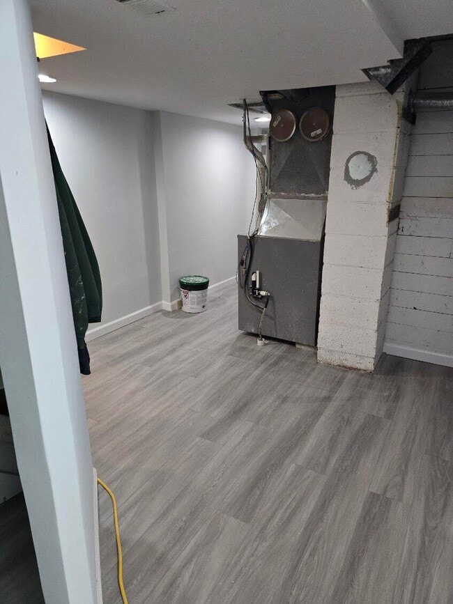 Building Photo - 655 S 7th Ave