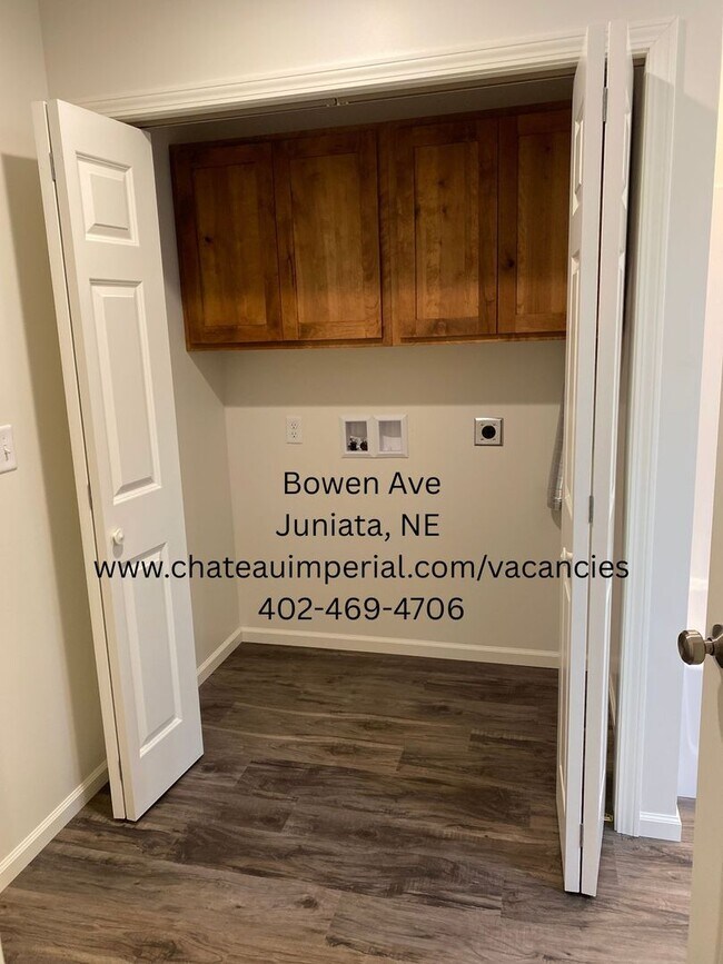 Building Photo - 600 N Bowen Ave