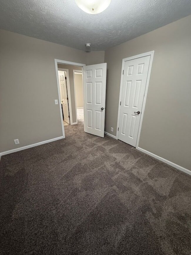 Building Photo - Comfortable & Convenient 3 Bedroom Near Recreation & Trails!!