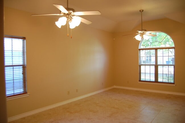 Building Photo - 230 New Castle Dr