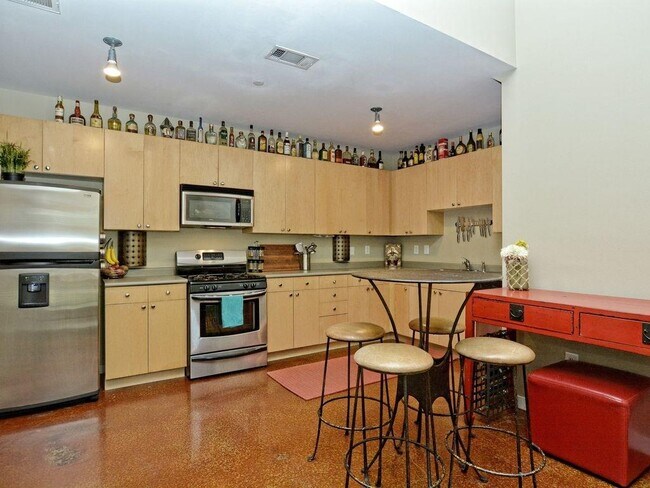 Building Photo - 1601 E 5th St.