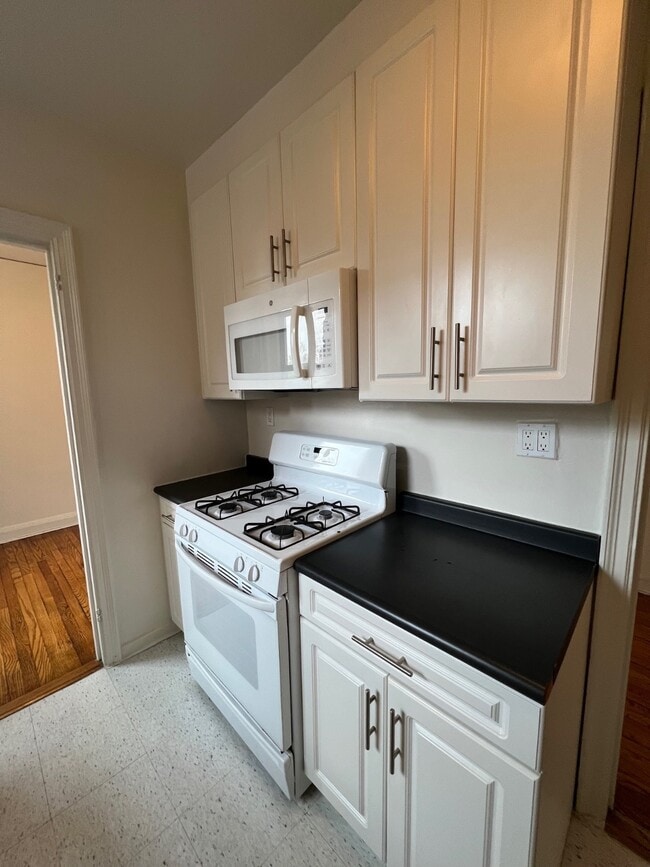 Building Photo - 625 Gramatan Ave