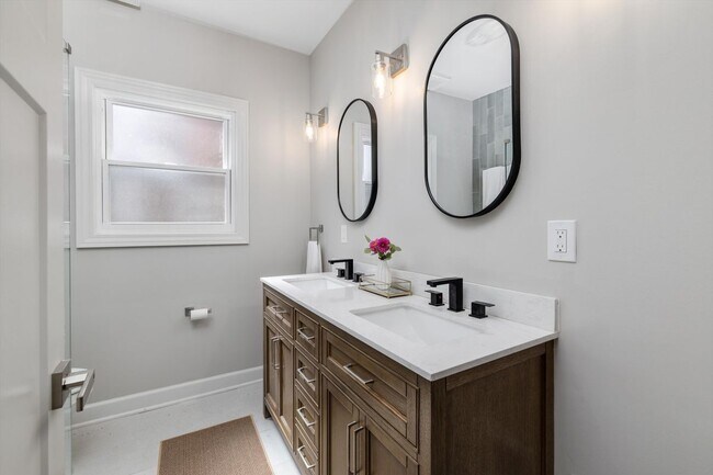 Building Photo - 1456 Virginia Park St