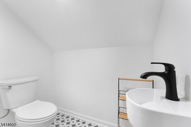 Building Photo - 83 Chestnut Hill Dr W