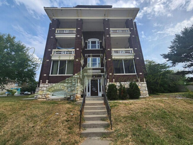 Building Photo - ORIGINAL HARDWOOD FLOORS! 1/2 MONTH OF FRE...