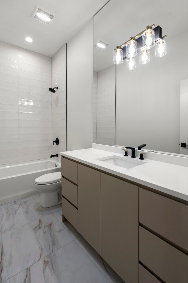 Building Photo - 428 E 50th Pl
