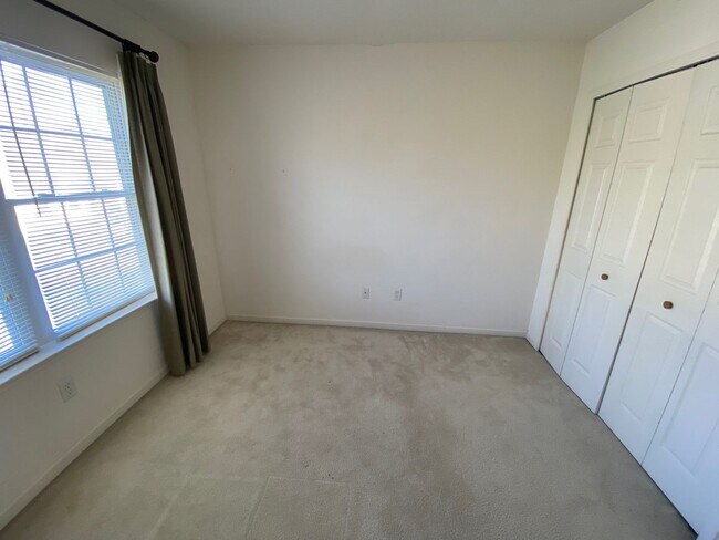 Building Photo - 165 Farm Ln
