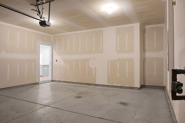 Building Photo - 5 Bedroom, 3.5 Bath, Beautiful Summerville Home, Master on Main