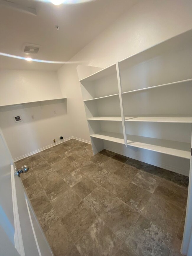 Building Photo - Like New Menifee 4 Bedroom Home