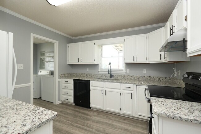 Building Photo - Charming 3-Bedroom, 2-Bathroom Home Perfec...