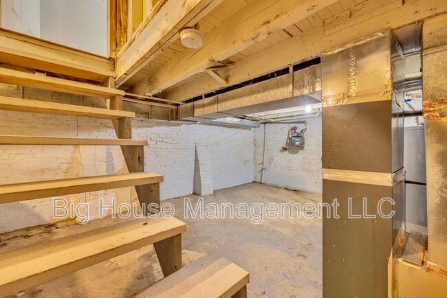 Building Photo - 226 N Madeira St