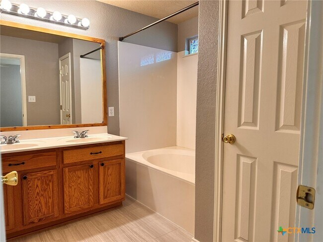 Building Photo - 2384 Medina Dr