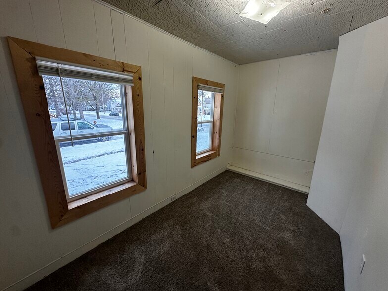 Building Photo - 1402 8th St E