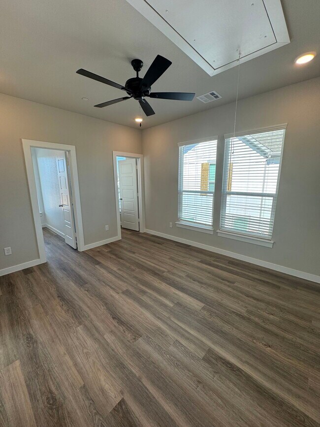 Building Photo - 200 White Water Dr