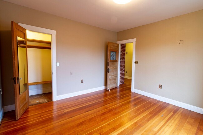 Building Photo - Gorgeous 3 Bedroom House with Bonus Room, ...