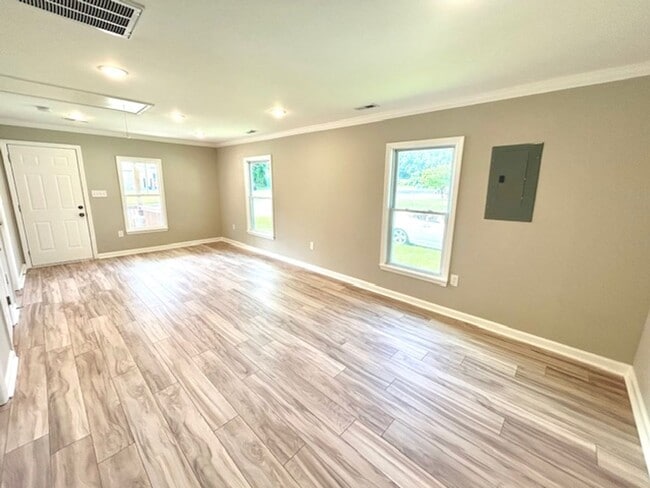 Building Photo - Charming 2 Bedroom Home in North Huntsvill...