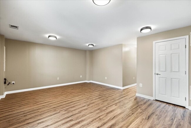 Building Photo - Charming 3-Level Townhome