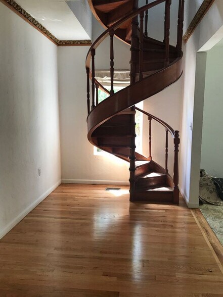 Building Photo - 100 NE 43rd St