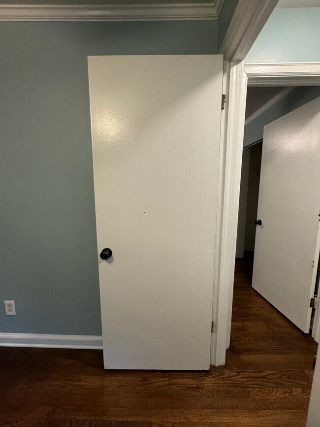 Building Photo - 3494 Maryvale Dr