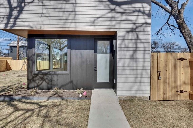 Building Photo - 1804 Sylvan Dr