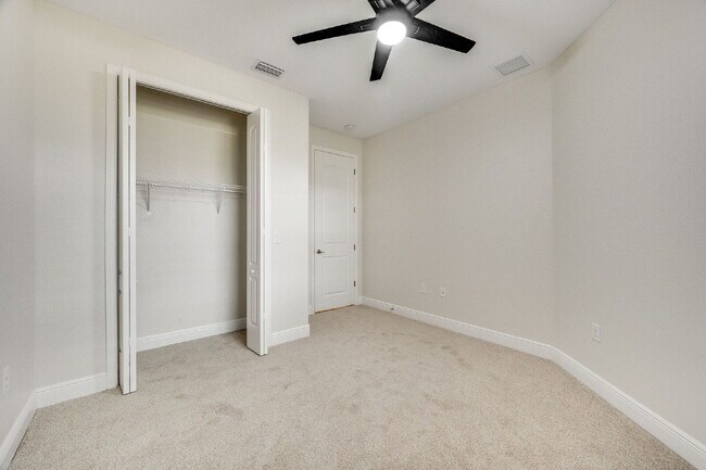Building Photo - 3 bedroom Loren Cove Unit with Access to A...