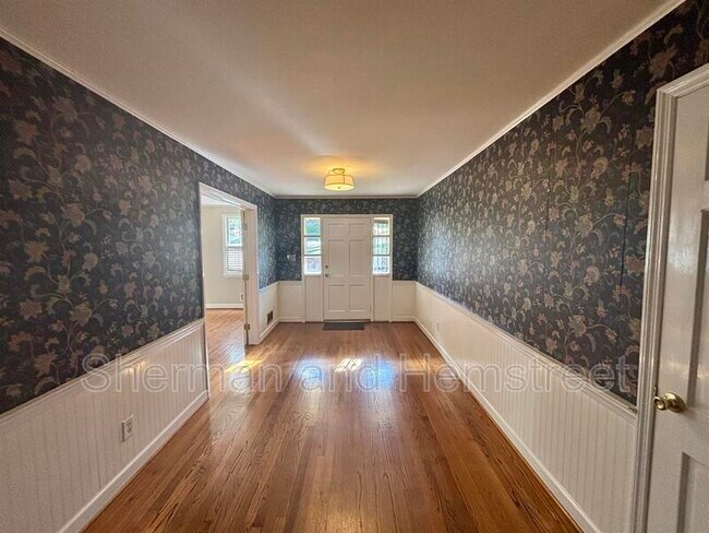 Building Photo - 807 Barrett Ln