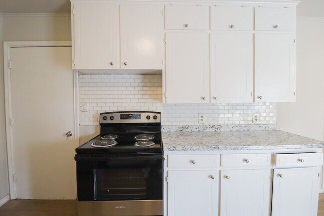 Building Photo - 3 BED 1 BATH! Schedule a tour today!